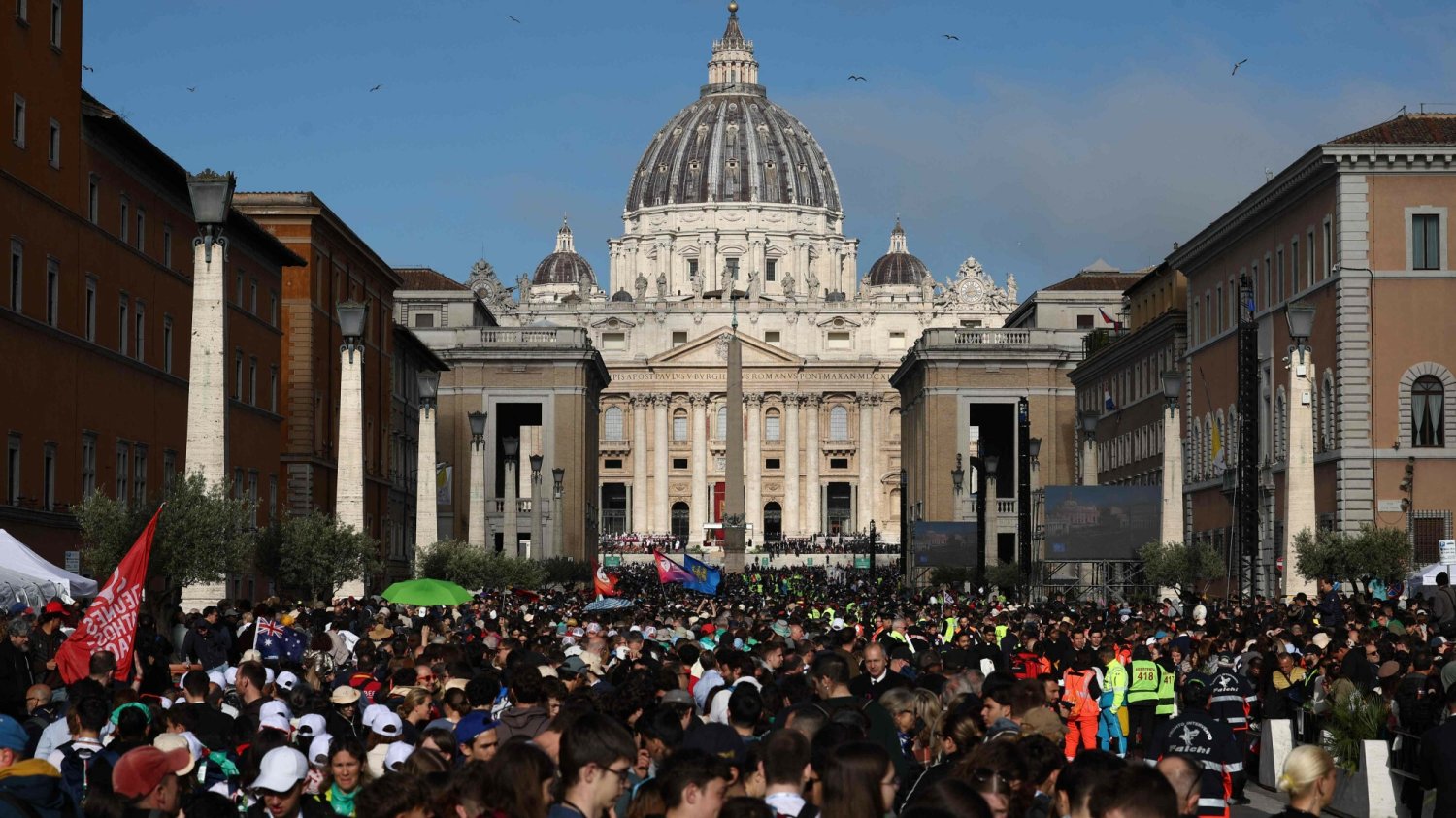 Tłum wiernych żegna papieża w Watykanie. Są pierwsze dane o frekwencji Pogrzeb papieża Franciszka. Są pierwsze dane o frekwencji