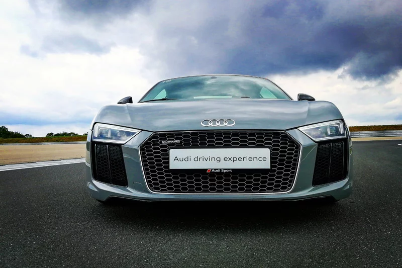 Audi R8 zwraca uwagę wszędzie tam, gdzie się pojawi. Chyba że w okolicach fabryki Audi Sport, tam jest ich na pęczki.