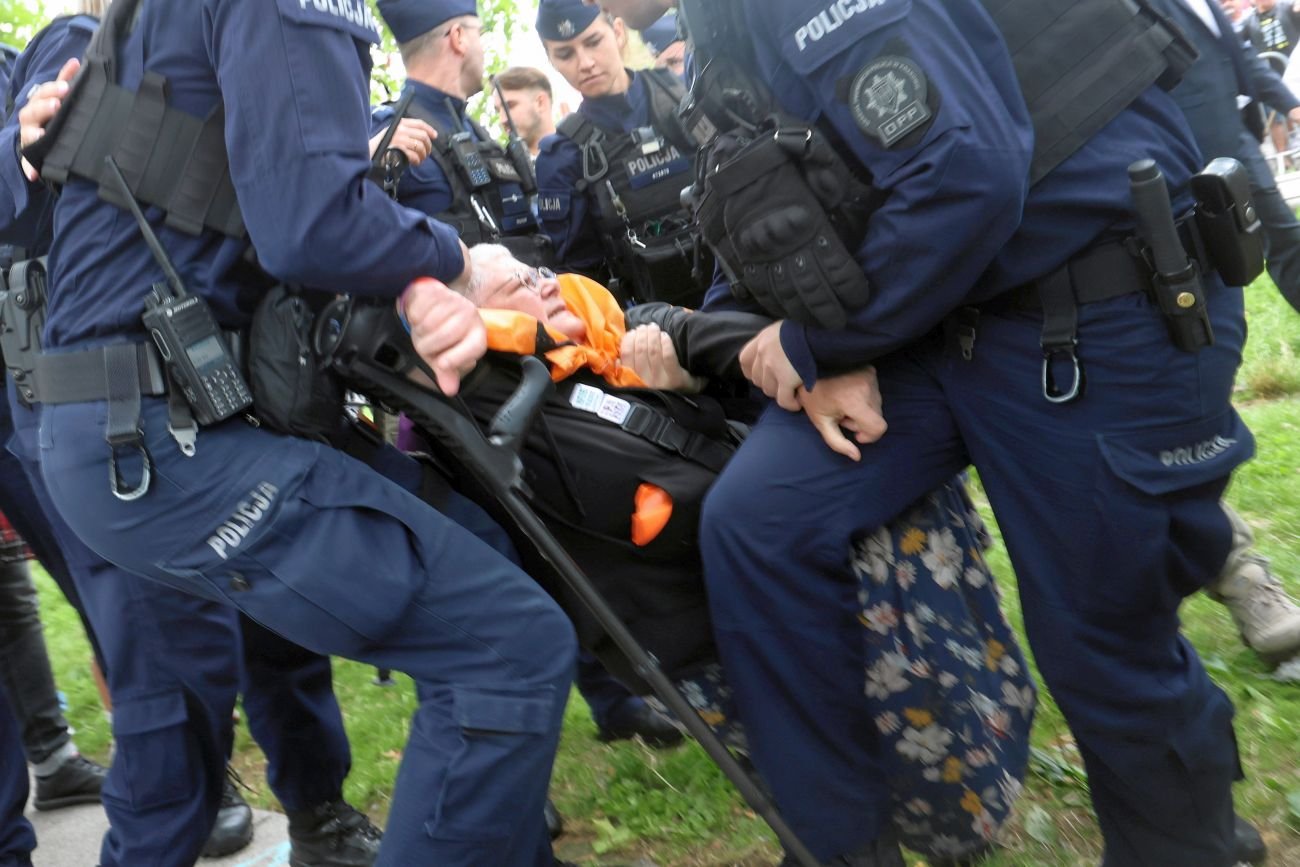 "Babcia Kasia" wyniesiona przez policję. Oto co próbowała zrobić