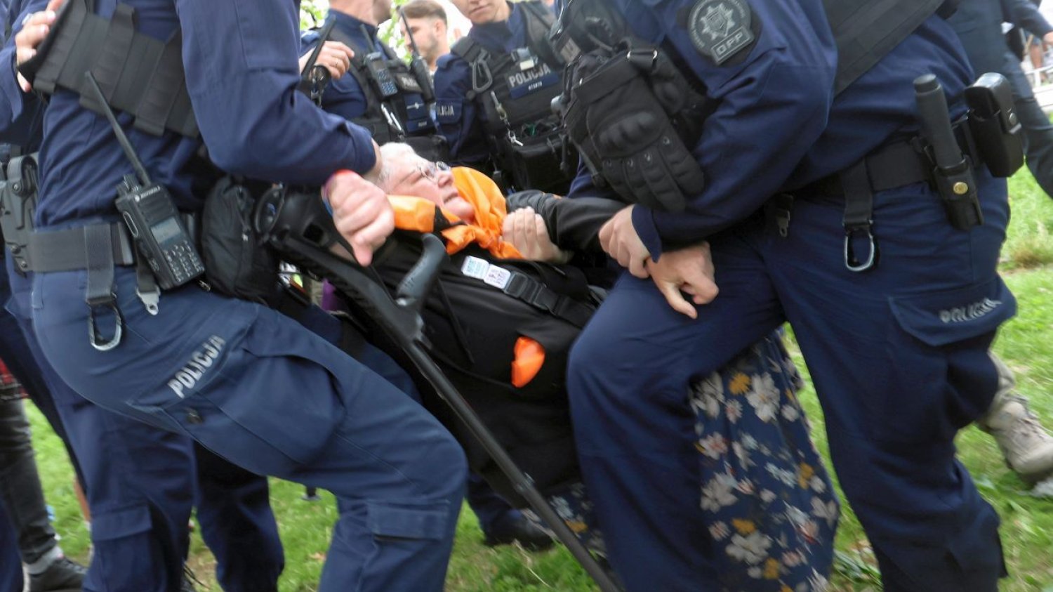"Babcia Kasia", czyli aktywistka Katarzyna Augustyniak została wyniesiona przez policję z demonstracji