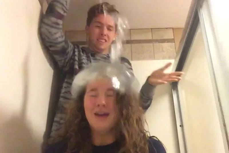 Condom challenge, nowa zabawa na społecznościówkach.