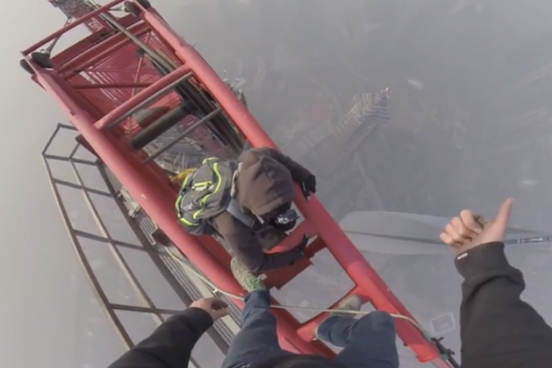 Dwójka Rosjan wspięła się na Shanghai Tower.