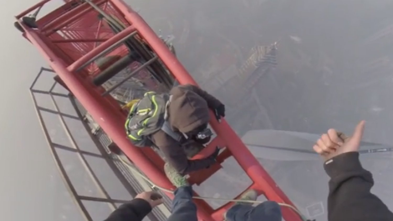 Dwójka Rosjan wspięła się na Shanghai Tower.