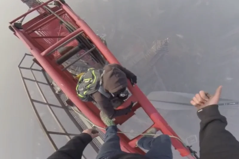 Dwójka Rosjan wspięła się na Shanghai Tower.