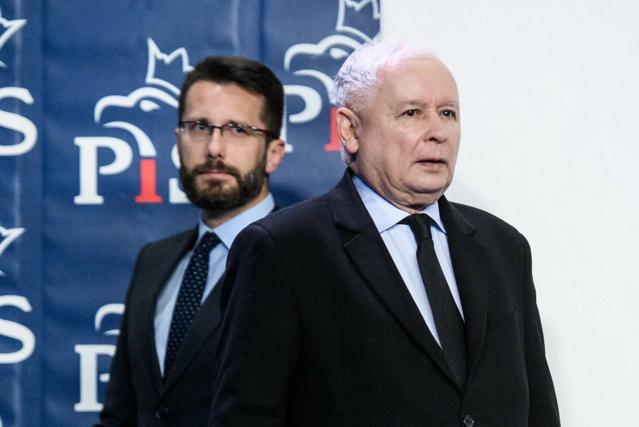 Wicerzecznik PiS Radosław Fogiel i prezes PiS Jarosław Kaczyński.