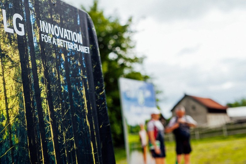 LG, w trosce o ochronę naszej planety oraz poprawę jakości powietrza, prowadzi szereg różnorodnych działań. Firma wdraża globalną strategię „Innovation For a Better Planet” oraz angażuje się w lokalne inicjatywy