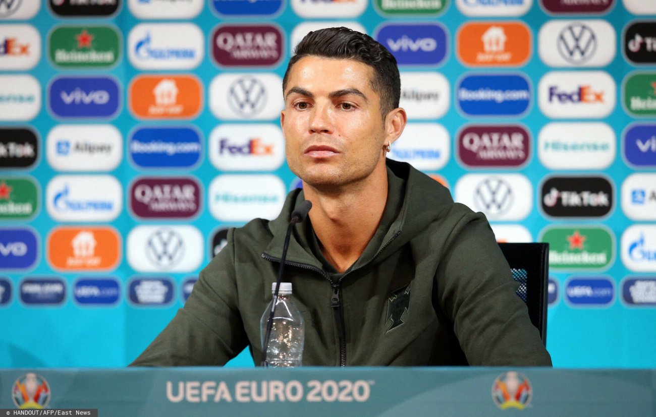 Cristiano Ronaldo odstawił butelki z CocaColą, UEFA zareagowała