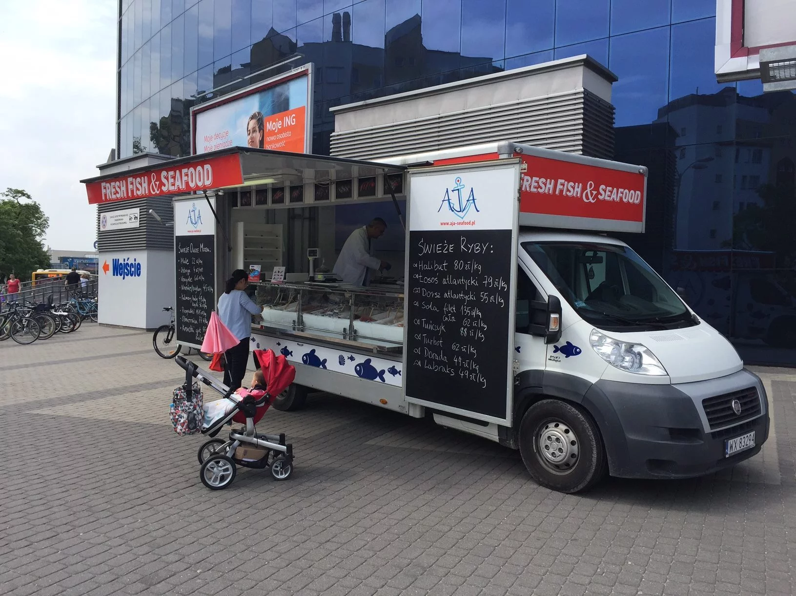 Szukajcie w Warszawie food trucka z morskimi przysmakami od firmy AJA.