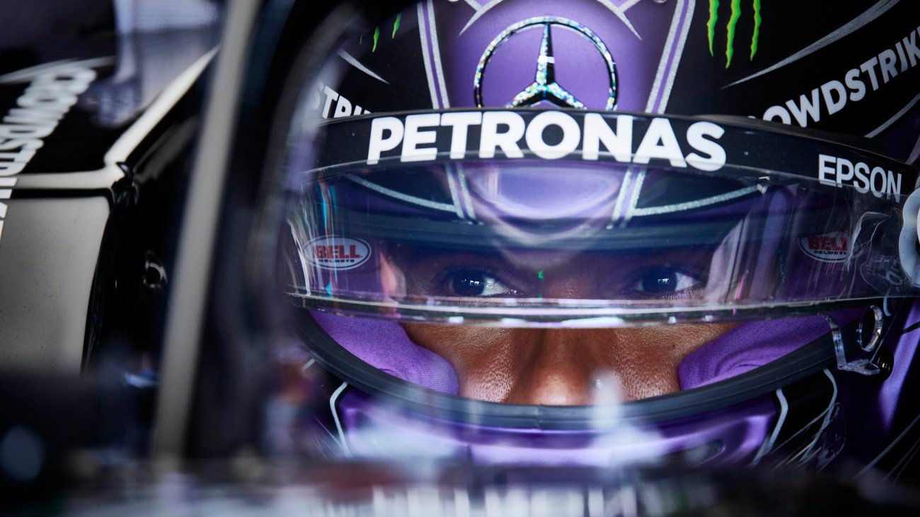 Lewis Hamilton przez dwa najbliższe lata będzie jeździł w bolidzie Mercedesa