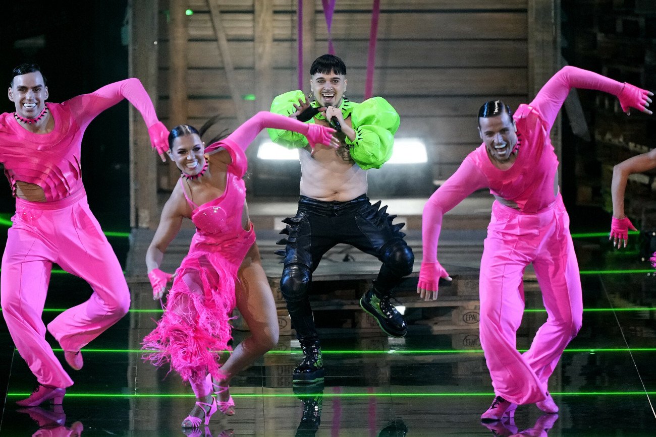 Käärijä "skład show" podczas półfinału Eurowizji 2023.