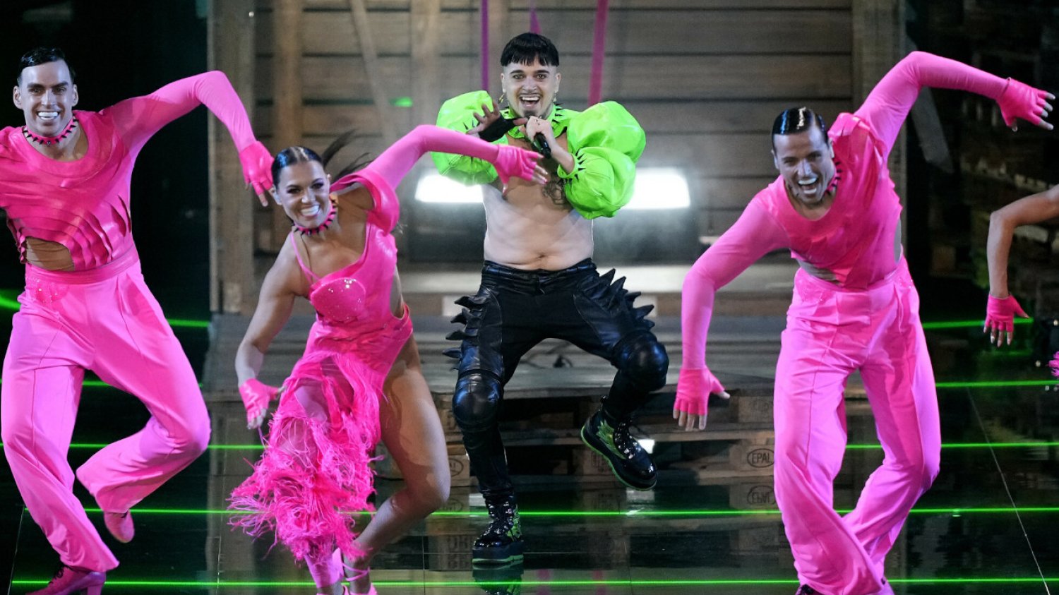 Käärijä "skład show" podczas półfinału Eurowizji 2023.