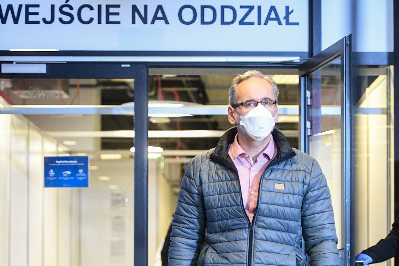 Czy szpitale w Polsce będą miały status "tylko dla zaszczepionych"? Minister zdrowia Adam Niedzielski jednoznacznie odniósł się do tej propozycji. Minister zdrowia Adam Niedzielski w szpitalu.