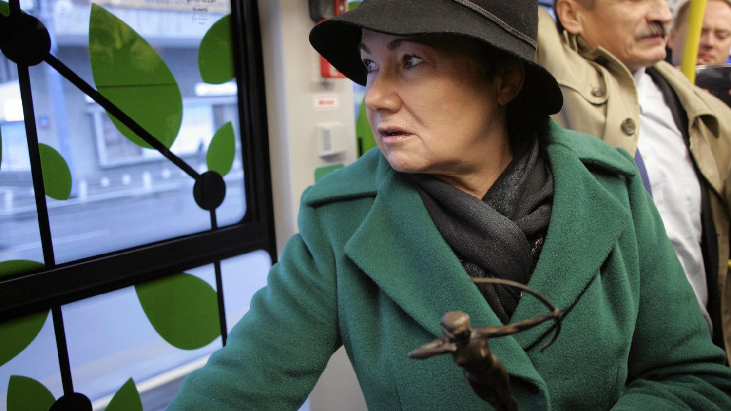 Prezydent Hanna Gronkiewicz Waltz podczas dziewiczego kursu dwukierunkowych tramwajem dostarczonym do stolicy w ramach trzw. kontraktu stulecia.