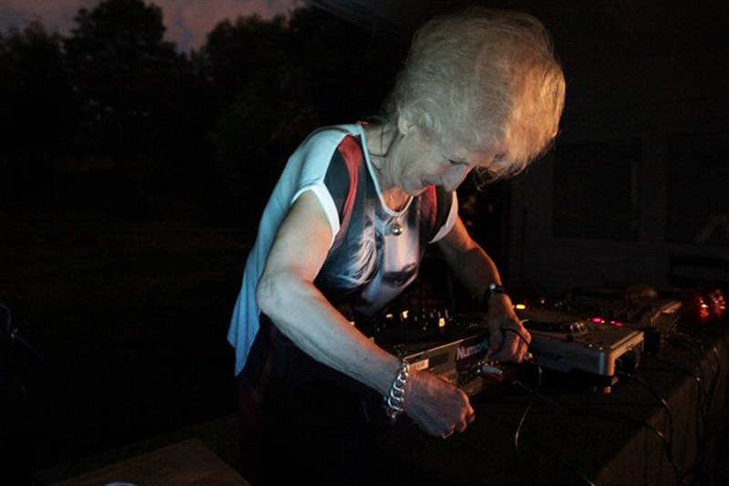 Dj Wika za konsoletą