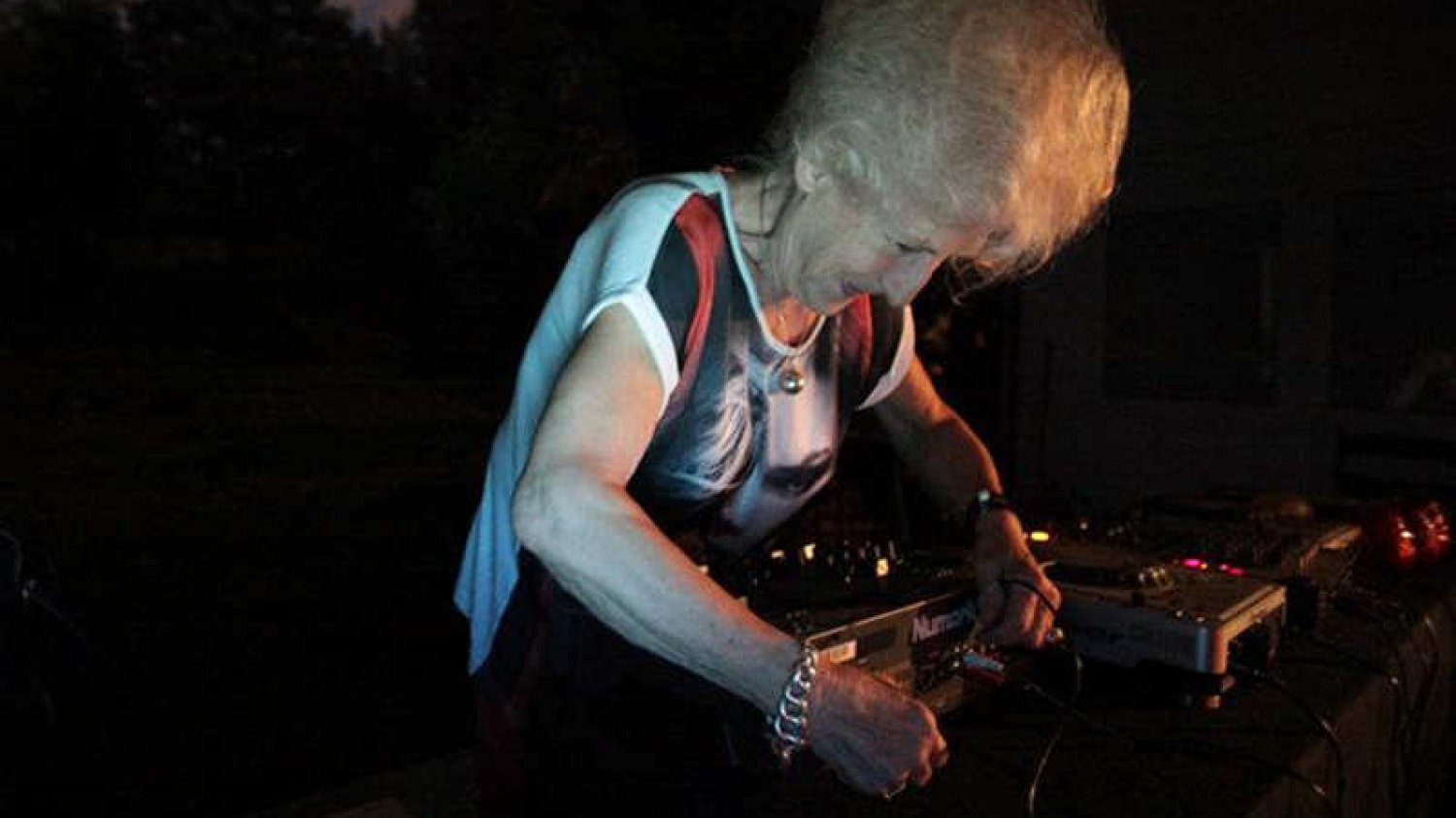 Dj Wika za konsoletą