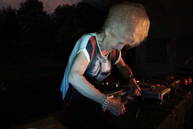 Dj Wika za konsoletą