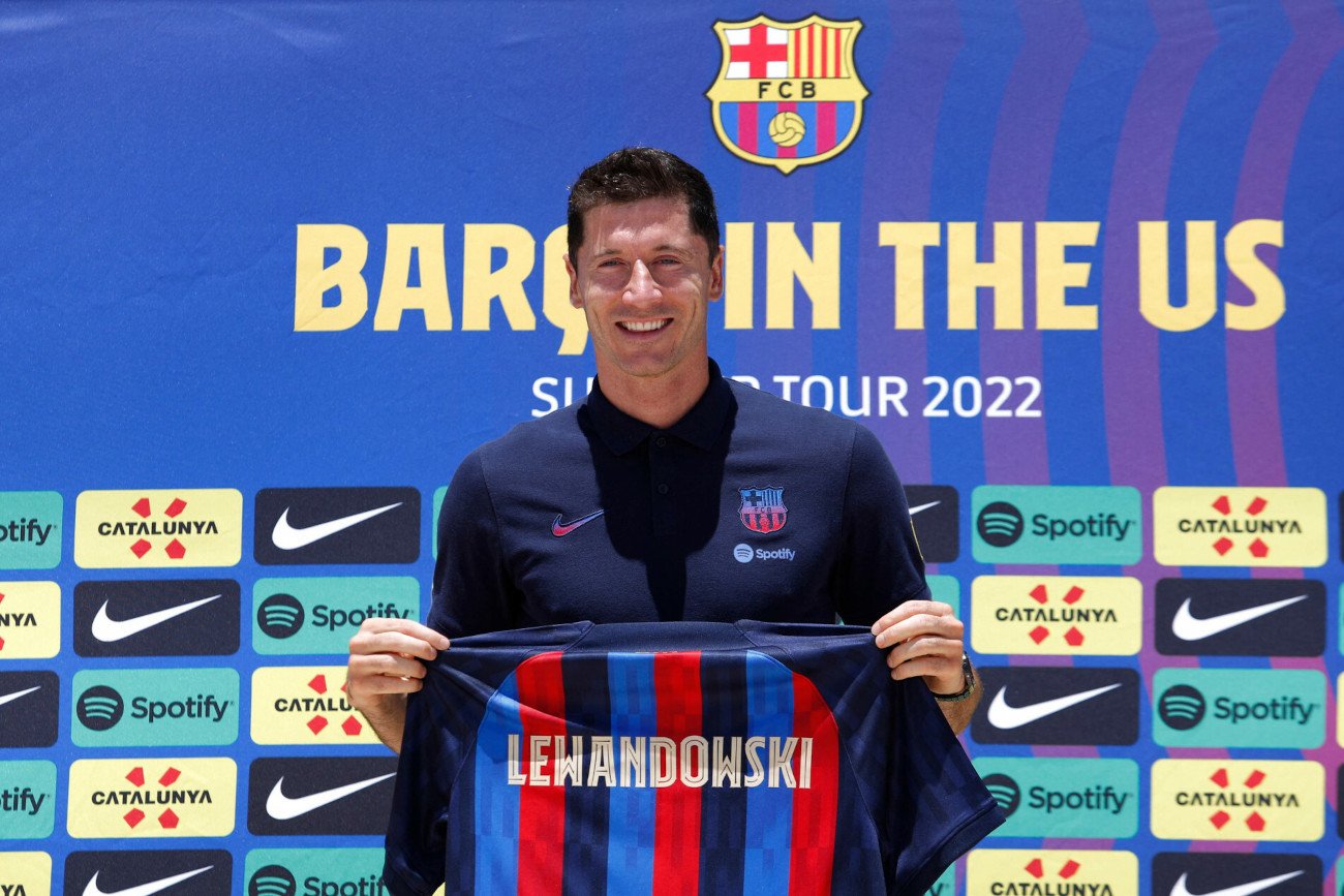 Robert Lewandowski musi jeszcze trochę poczekać na "swój" numer na koszulce. Podobnie jest z kibicami FC Barcelony.