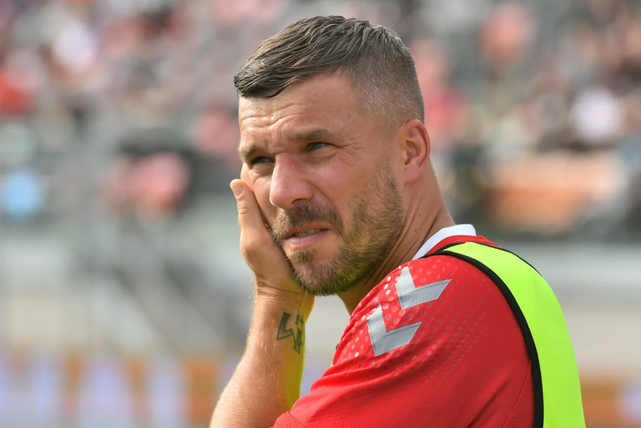 Lukas Podolski od sezonu 2021/22 gra w PKO Ekstraklasie. Póki co mistrz świata z 2014 roku nie zachwycił.