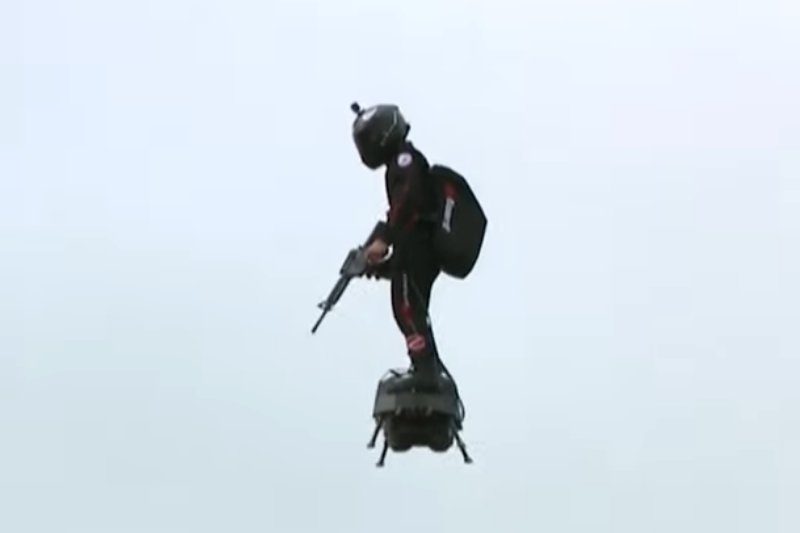 Francuz przeleciał flyboardem podczas parady w Paryżu.