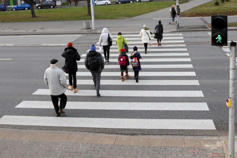 Zakaz używania telefony na pasach wejdzie w życie już w 2021 roku.