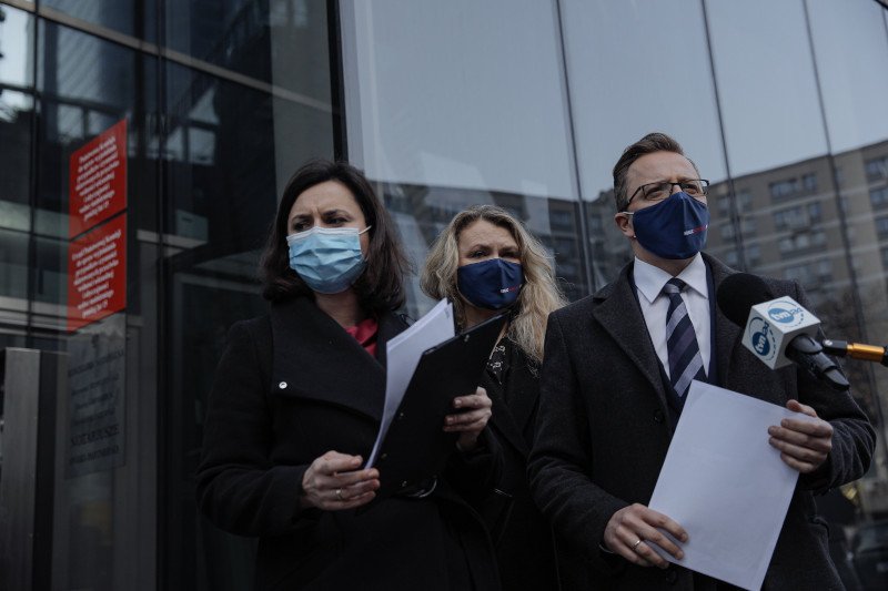 Posłanki Kamila Gasiuk-Pihowicz, Katarzyna Piekarska oraz poseł Dariusz Joński nie zostali wpuszczeni do siedziby komisji ds. pedofilii.