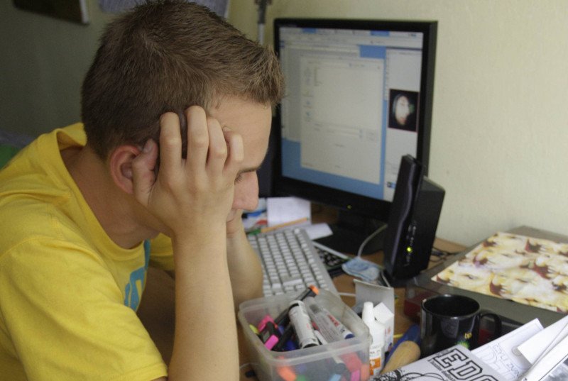 Policja zatrzymała mężczyznę, który podszywał się w mediach społecznościowych pod swoją byłą dziewczynę.