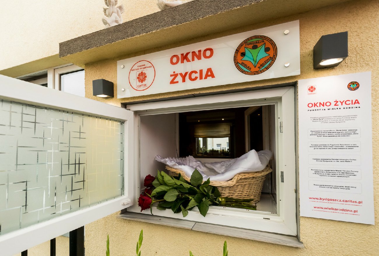 Dwoje dzieci w oknie życia. W Łodzi i Toruniu zakonnice usłyszały alarm.