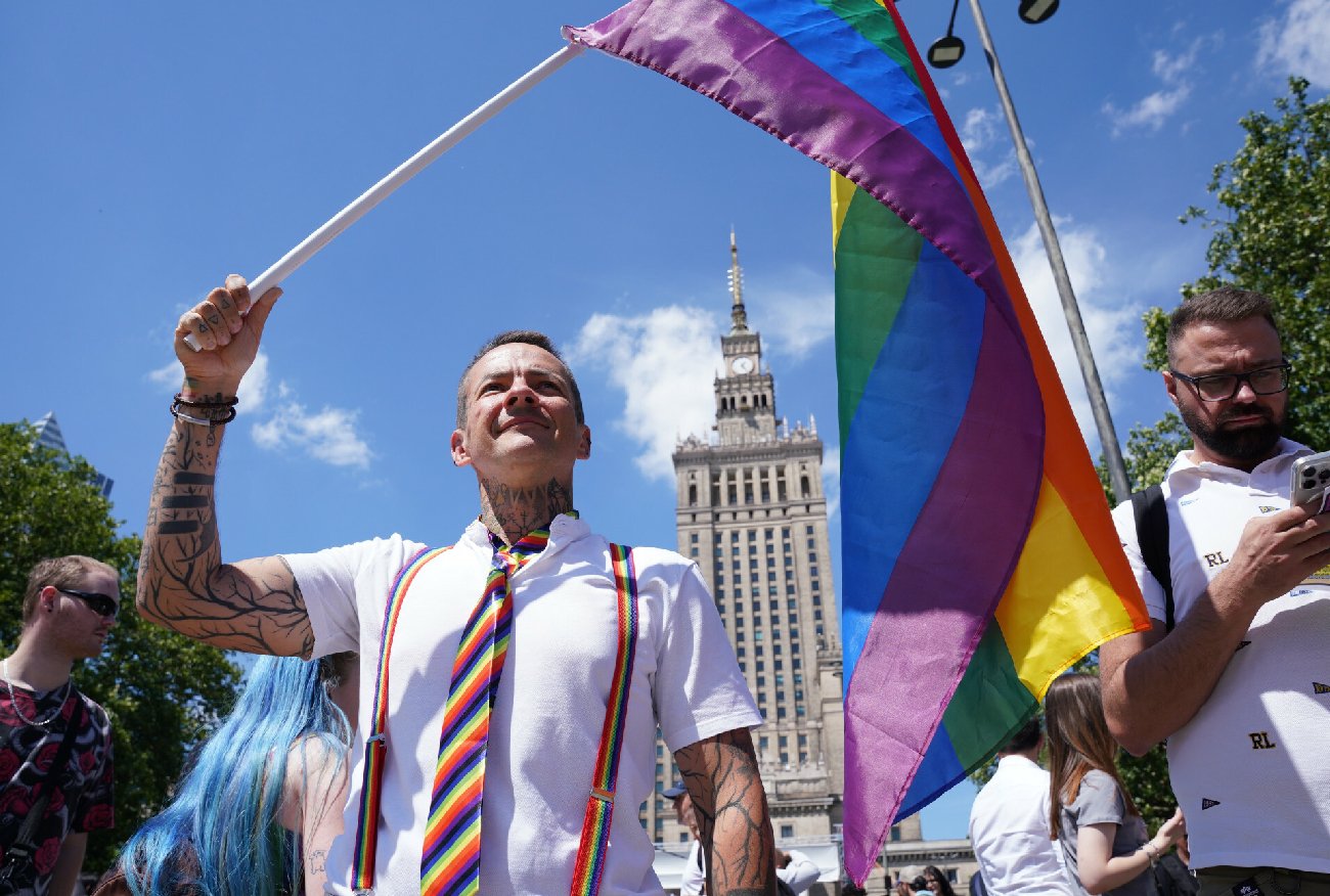 Parada Równości w Warszawie. Ludzie zbierają się pod PKiN.