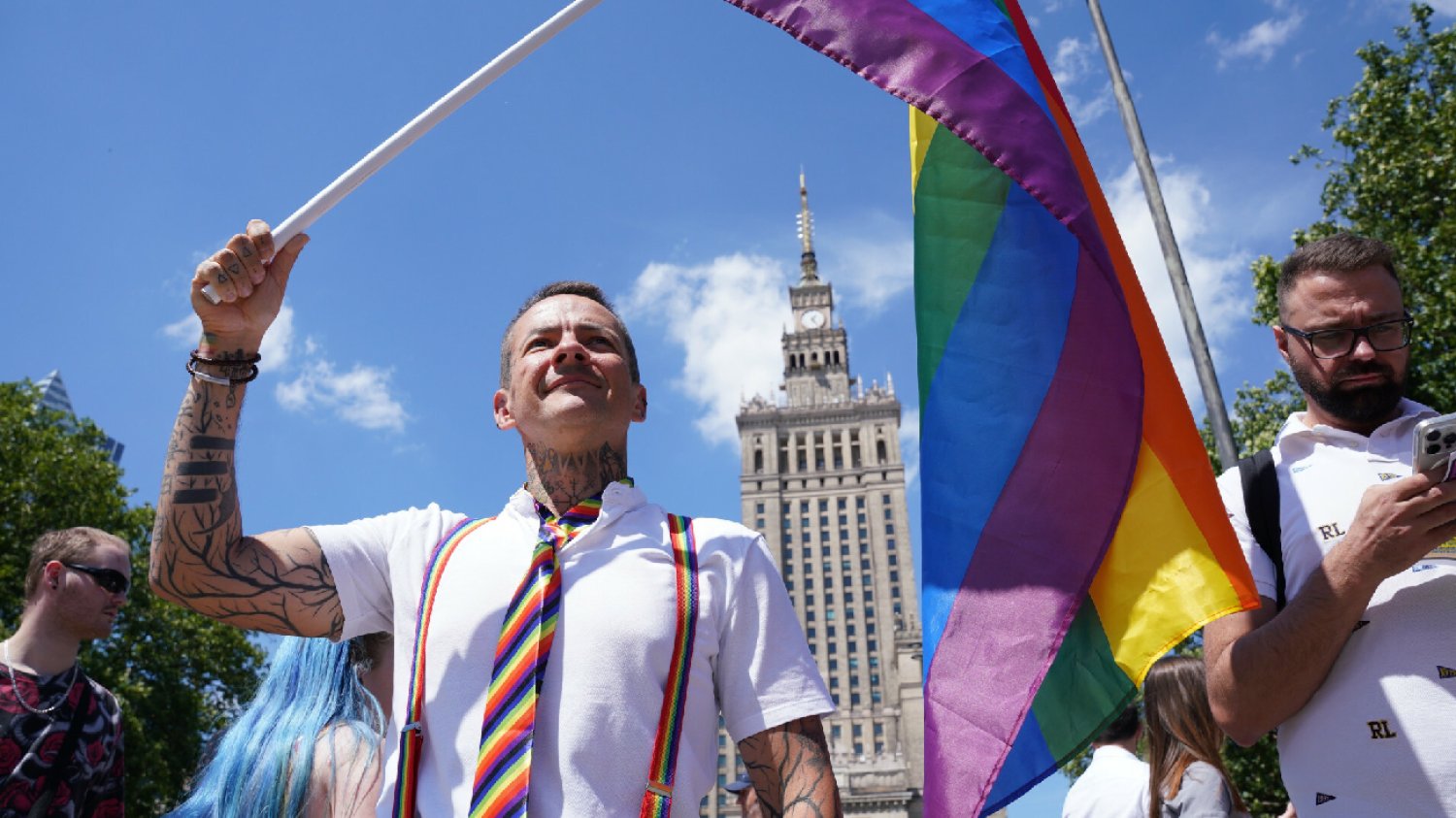Parada Równości w Warszawie. Ludzie zbierają się pod PKiN.