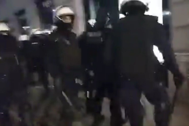Bulwersująca "interwencja" policja podczas protestu w Warszawie. Policjanci rzucili się na młodą Polkę, ale potem jej nawet nie zatrzymali.