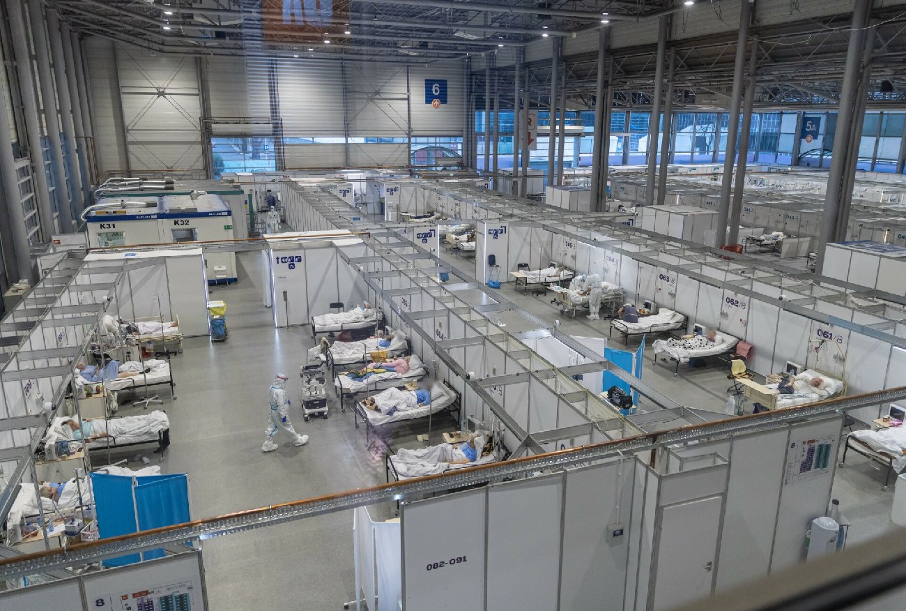 Ekspert obala mity o nowym wariancie koronawirusa – Omikron.