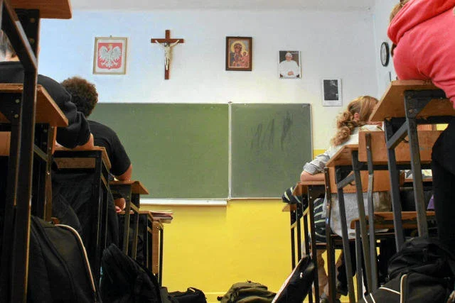 W Polsce większość uczniów uczestniczy w lekcjach religii.