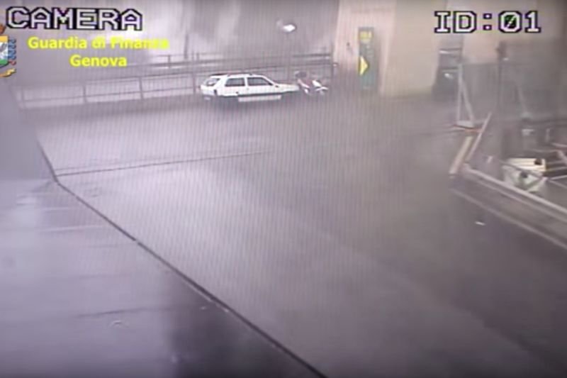 Gurdia di Finanza pokazała nowe nagranie z momentu zawalenia się mostu w Genui.