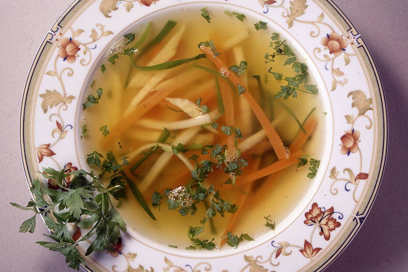 Rosół z przedwojennego przepisu. Słynny kucharz pokazał, jak go zrobić