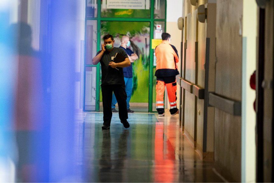 Pokazano kombinezony dla lekarzy i pielęgniarek w czasach epidemii koronawirusa. W szpitalu w Łomży można w nich po prostu utonąć.