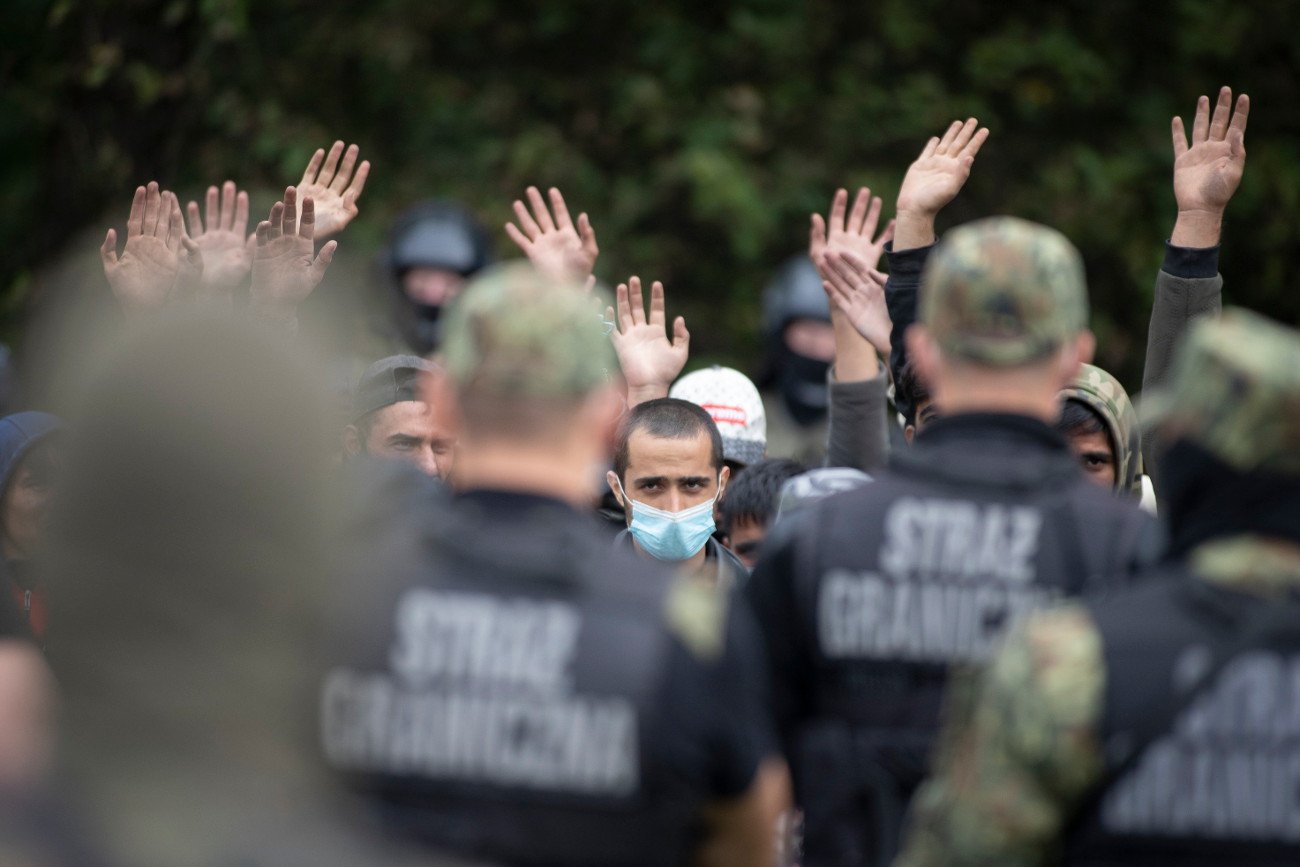 W okolicy Usnarza Górnego od kilkunastu dni koczuje grupa migrantów. Jakie prawa narusza Polska? Prawnicy tłumaczą.