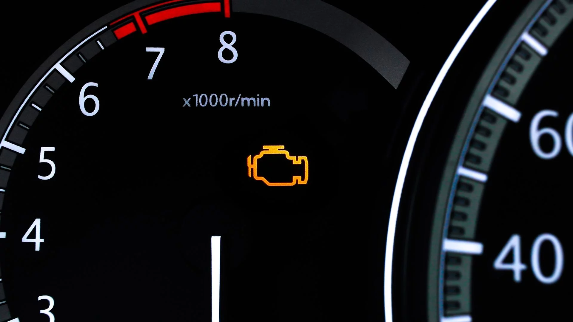 Kontrolkę check engine skasujesz bez komputera. Prosta metoda ma jedno "ale"