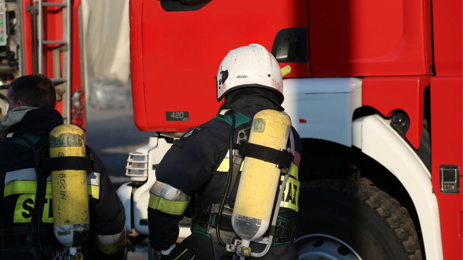 Strażacy walczą z kolejnym pożarem hali
