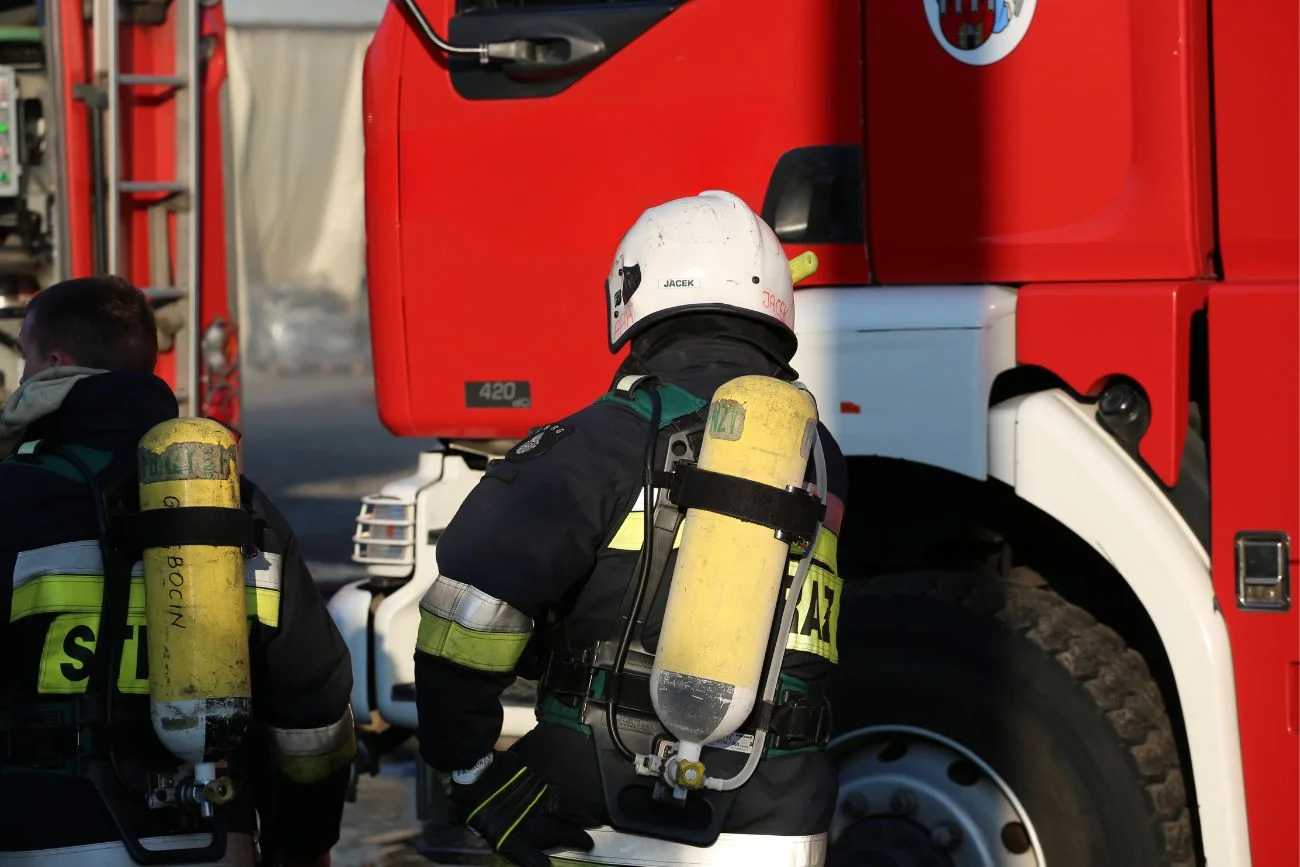 Strażacy walczą z kolejnym pożarem hali