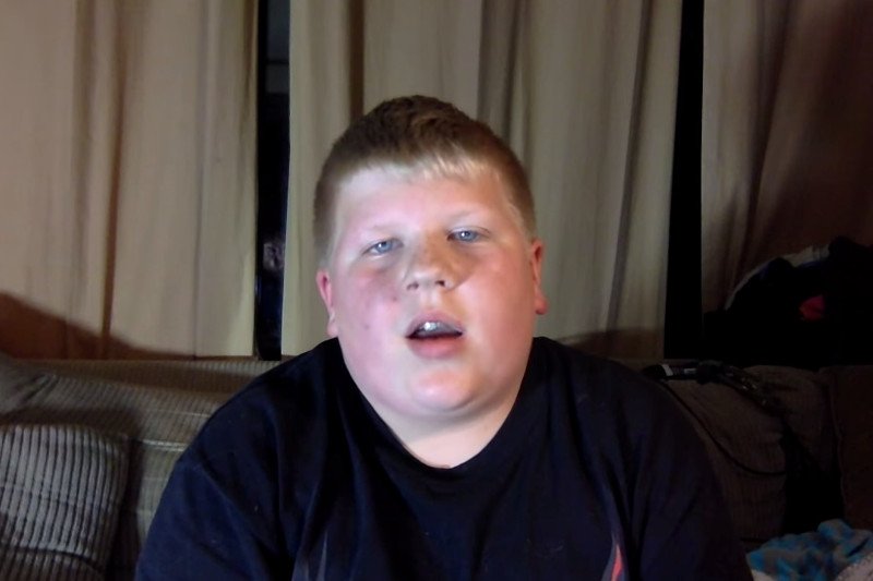 Nastolatek przeczytał komentarze na swój temat. Po obejrzeniu filmu masz ochotę "wyłączyć internet"