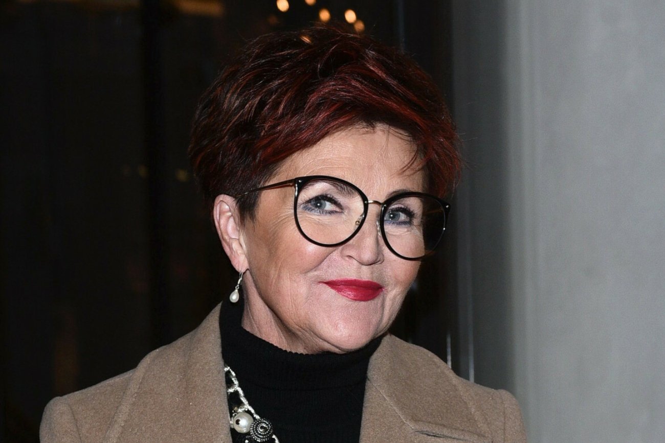 Jolanta Kwaśniewska na zdjęciu z młodości. Długie włosy i czerwona sukienka