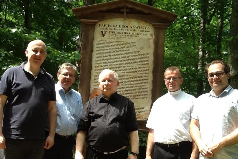 Jarosław Kaczyński i Joachim Brudziński przeszli drogą papieską.
