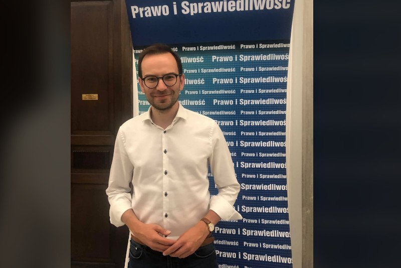 Zdjęcia na profilu FB posła PiS wywołały burzę. Marcin Kamil Duszek przekonuje, że ktoś włamał się na jego konto.