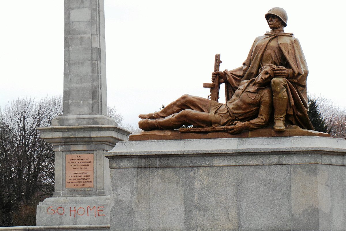 Warszawa. Dewastacja pomnika na cmentarzu żołnierzy sowieckich przy ulicy Żwirki i Wigury.