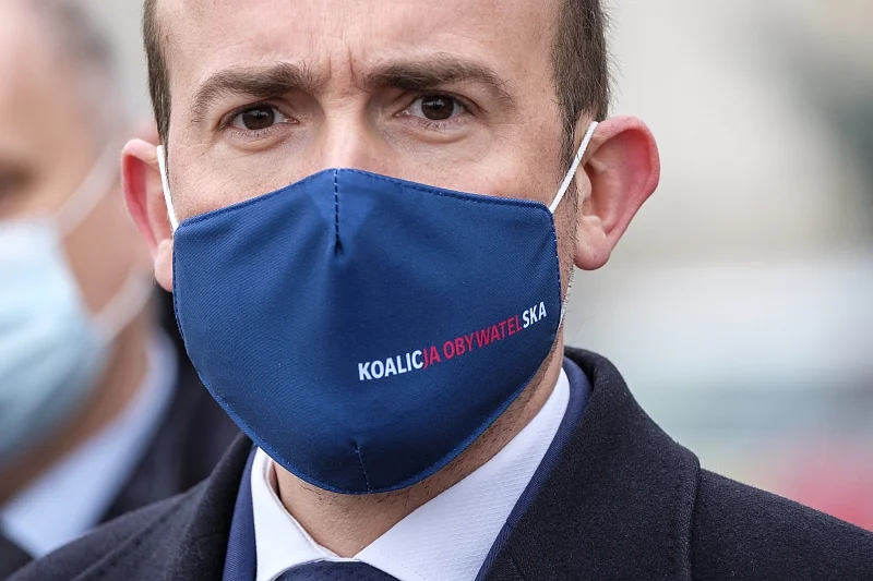 Przewodniczący PO Borys Budka dobitnie podsumował komunikat Episkopatu ws. szczepionek AstraZeneca i Johnson&Johnson. Lider Platformy Obywatelskiej Borys Budka odpowiada Episkopatowi ws. szczepionek na COVID-19.