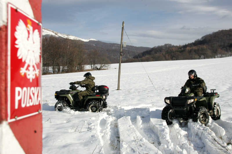 Nowoczesny sprzęt ułatwia strażnikom granicznym poruszanie się w trudnym terenie Bieszczad.