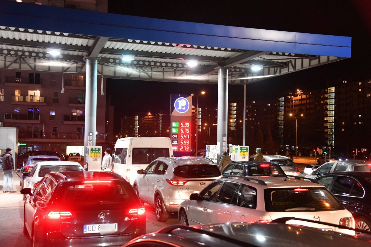 Kolejka na stację benzynową w Gdańsku 24 lutego 2022 r.