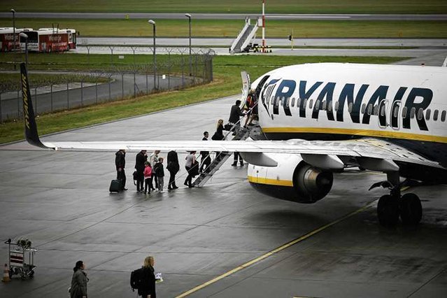 Samolot Ryanair musiał gwałtownie zmniejszyć wysokość. Pasażerowie byli przerażeni