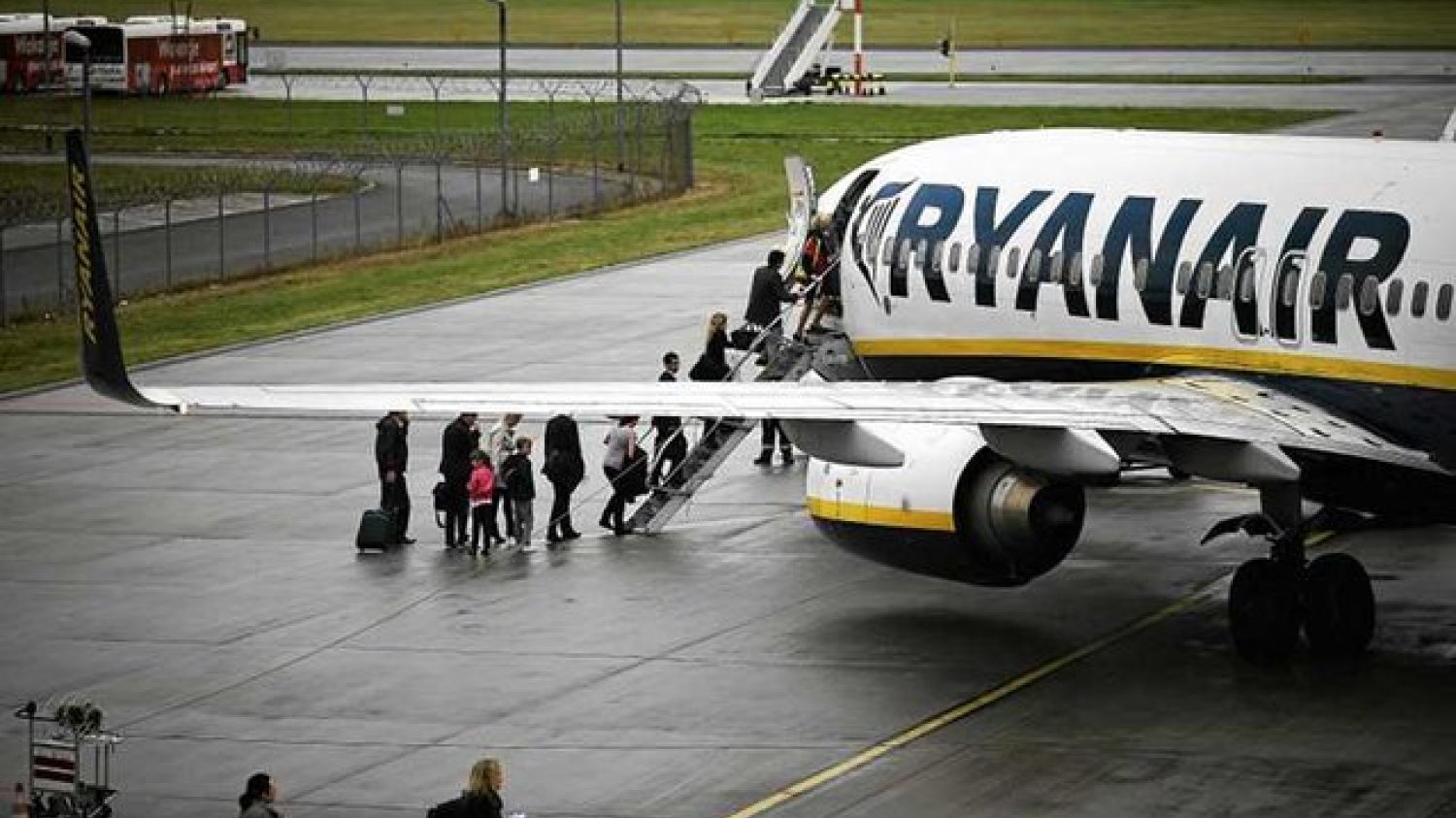 Samolot Ryanair musiał gwałtownie zmniejszyć wysokość. Pasażerowie byli przerażeni