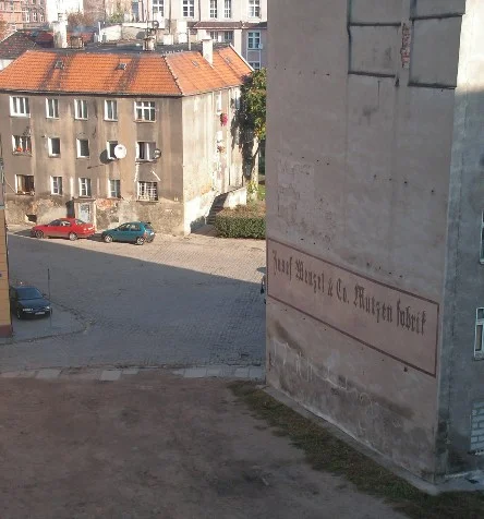 Podwórko przy ulicy Kurkowej. Niemieckie napisy nie pochodzą sprzed wojny, a były elementem dekoracji. To miejsce niczym ulica Miernicza, jest bardzo często wykorzystywane jako plan filmowy. Niedawno widziałem to miejsce w filmie Enen.